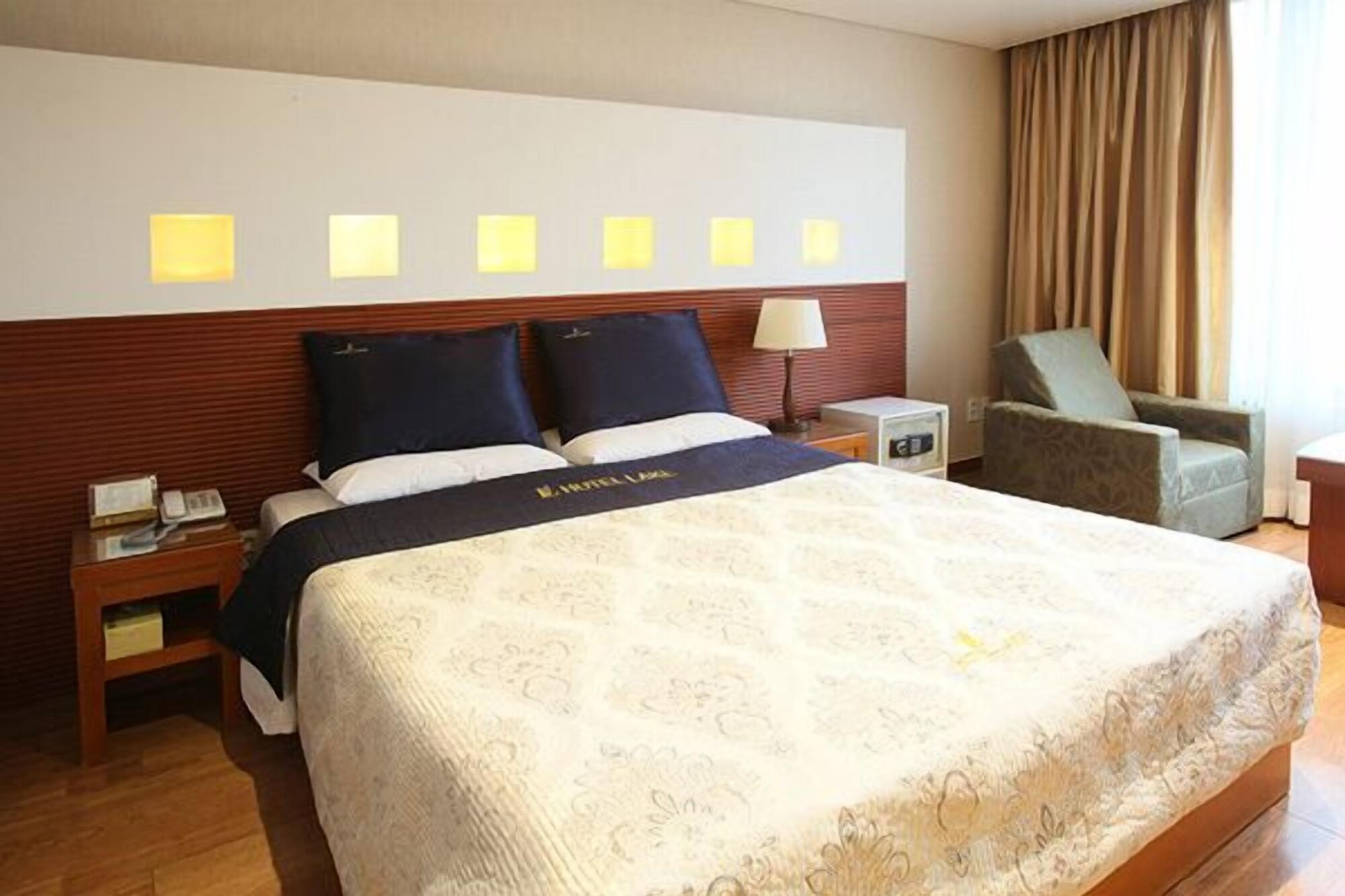 DELUXE, DOUBLE BED