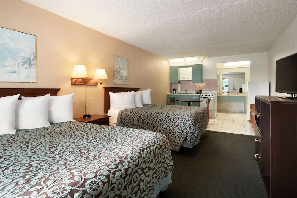 Efficiency, 2 Double Beds, Pool Side