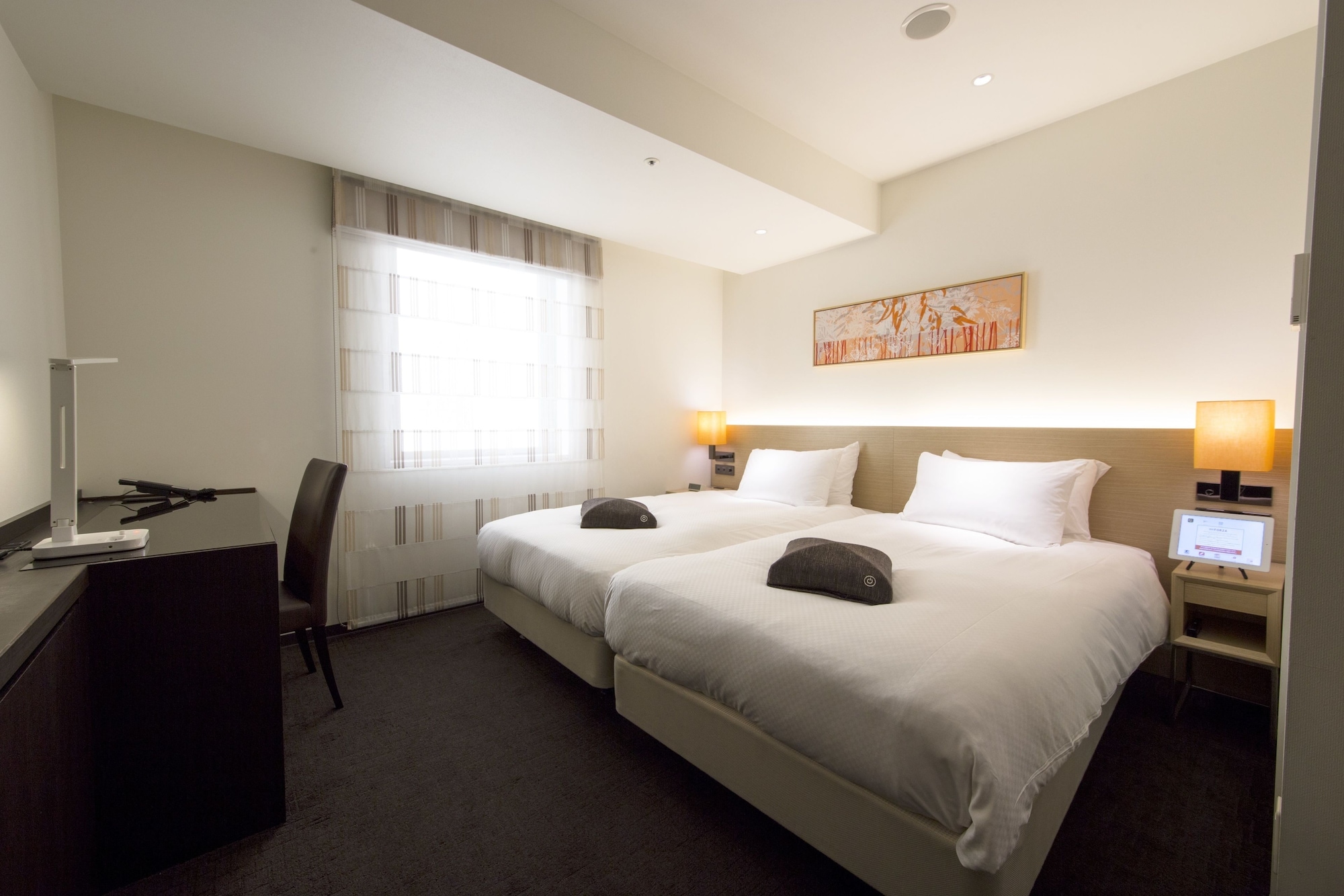 Hollywood, Twin Beds, Main Building