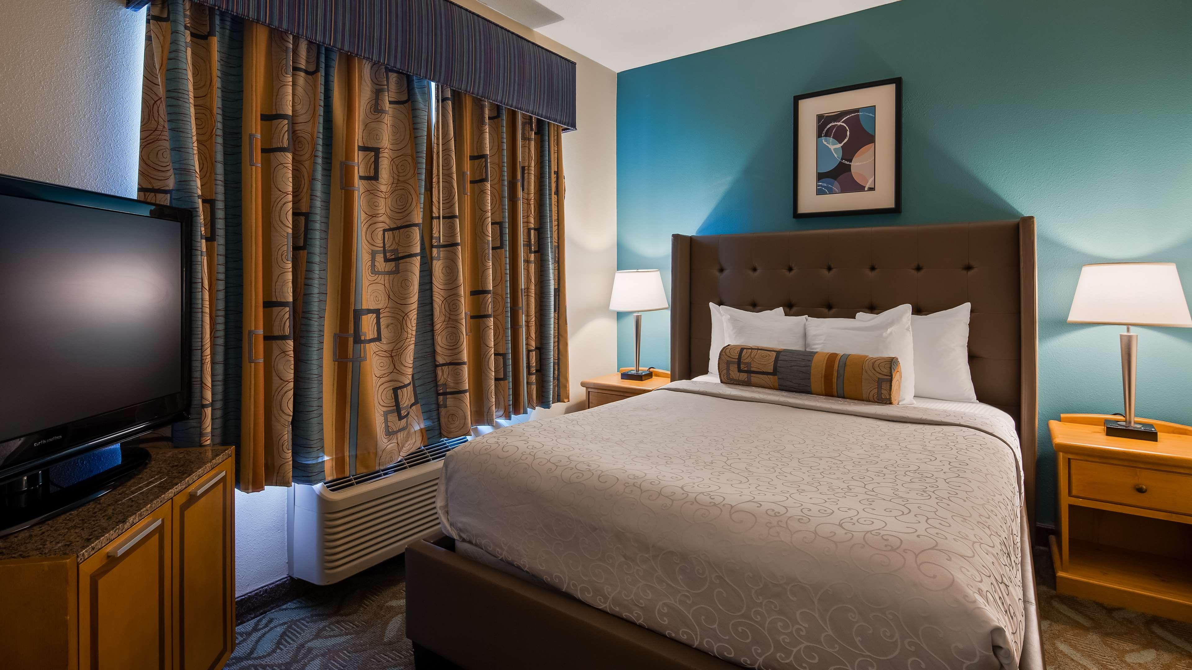 غرفة بسرير كينج