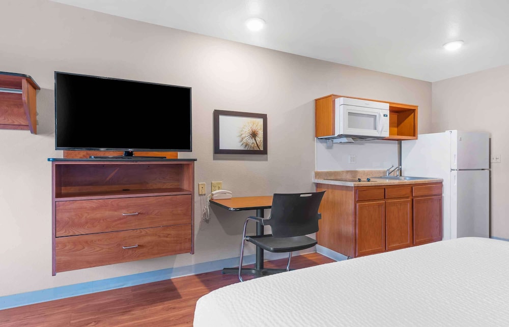WoodSpring Suites Colorado Springs 40/47