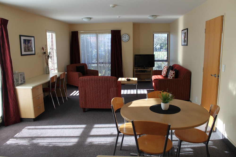 Alhambra Oaks Motor Lodge 28/41