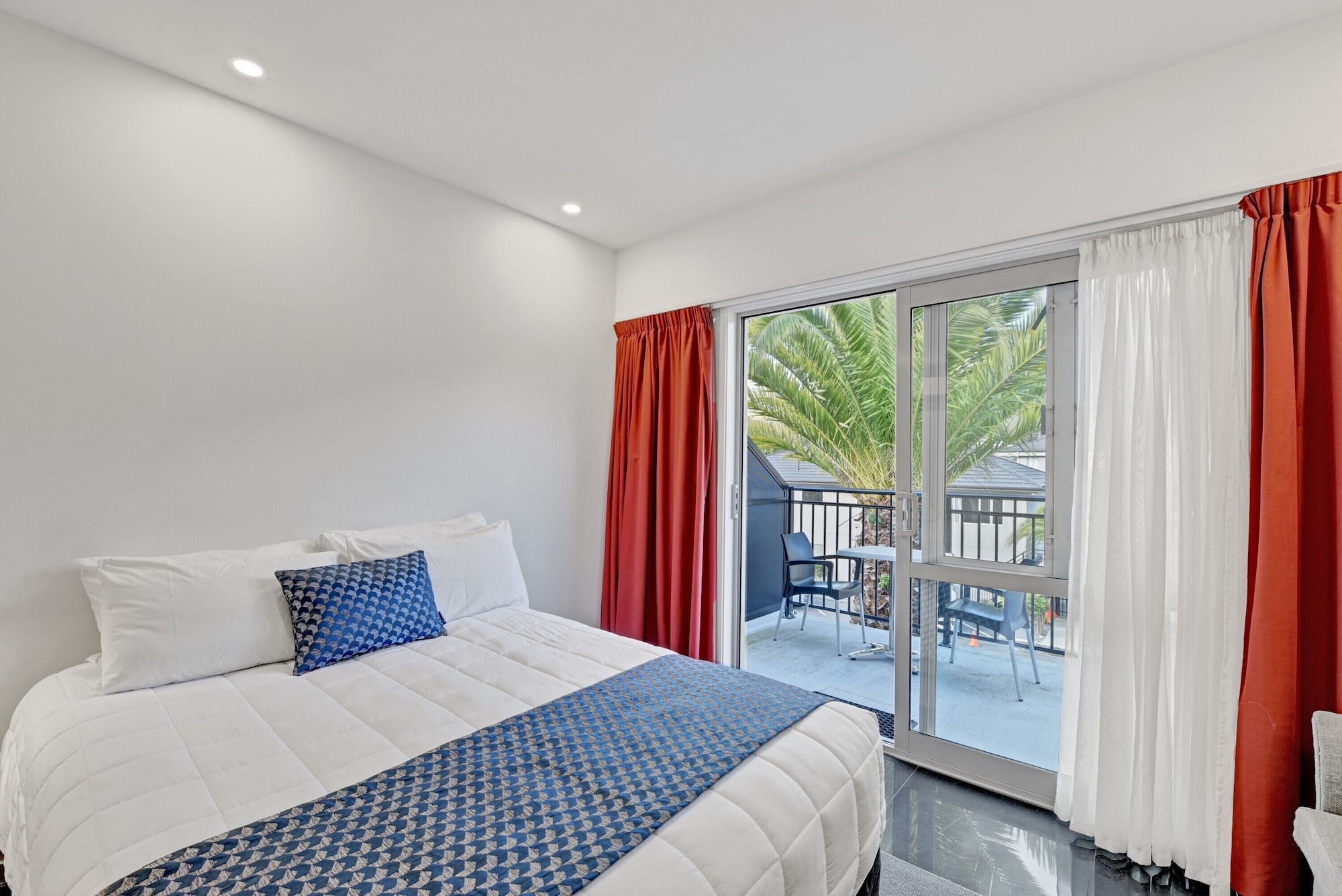 SUPERIOR, DOUBLE OR TWIN BED