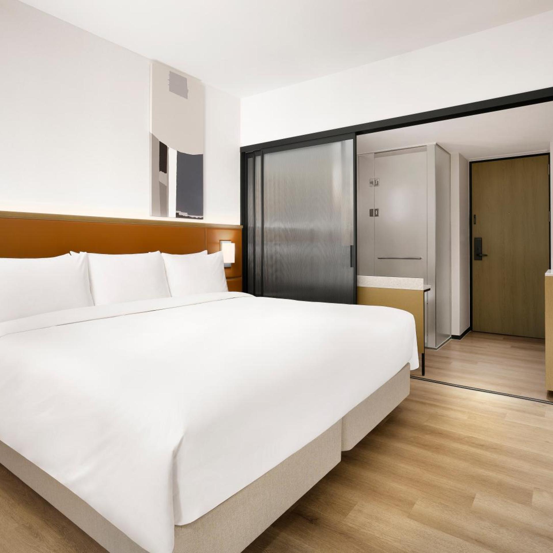 Room, King Bed, Large, AC Hotel by Marriott Seoul Gangnam 2/6