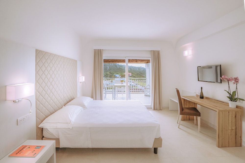 DELUXE, QUADRUPLE, SEA VIEW