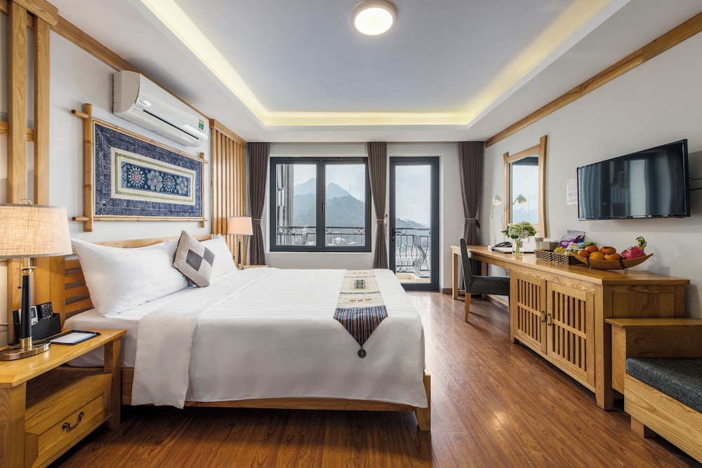 DELUXE, DOUBLE BED, MOUNTAIN VIEW