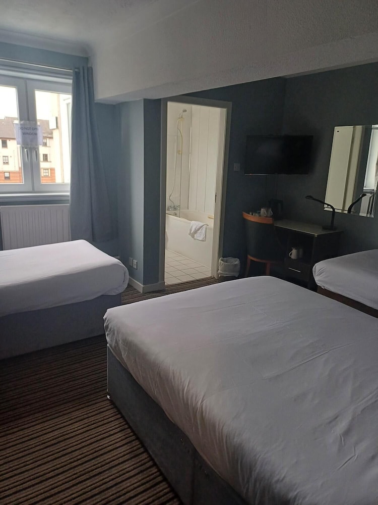 Kings Park Hotel 28/56