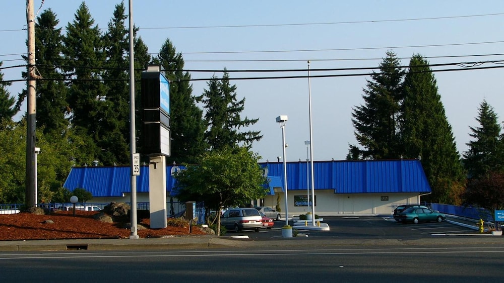 Oyster Bay Inn & Suites 63/70