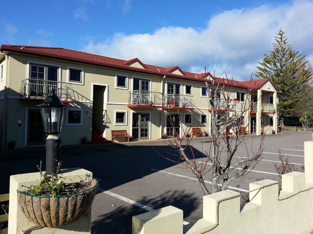 New Castle Motor Lodge 6/53