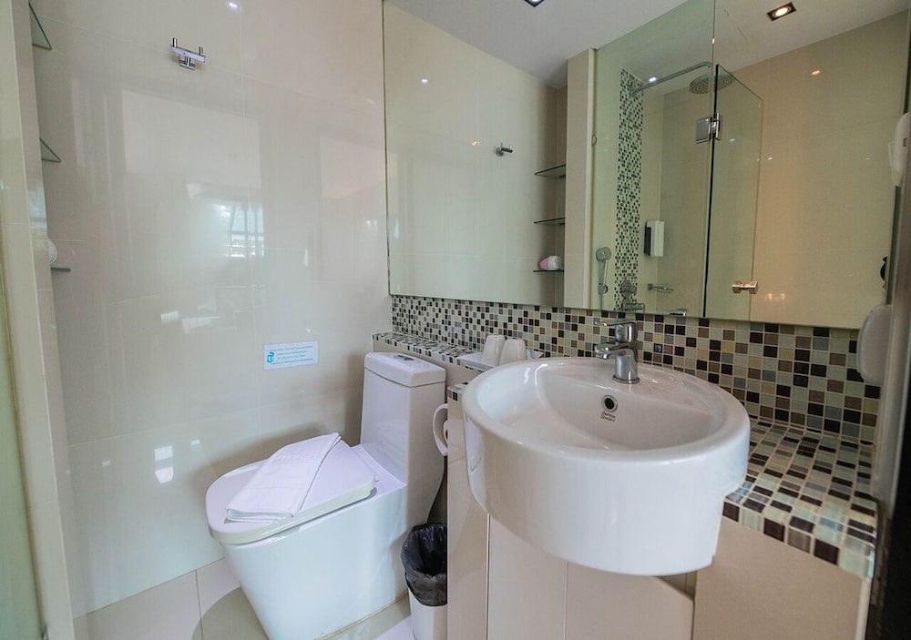 Serenotel Pattaya Beach Front 47/50