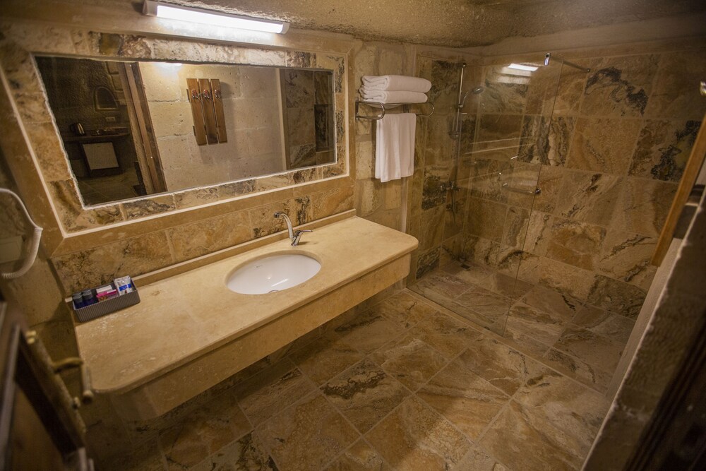 CAVE, KING BED