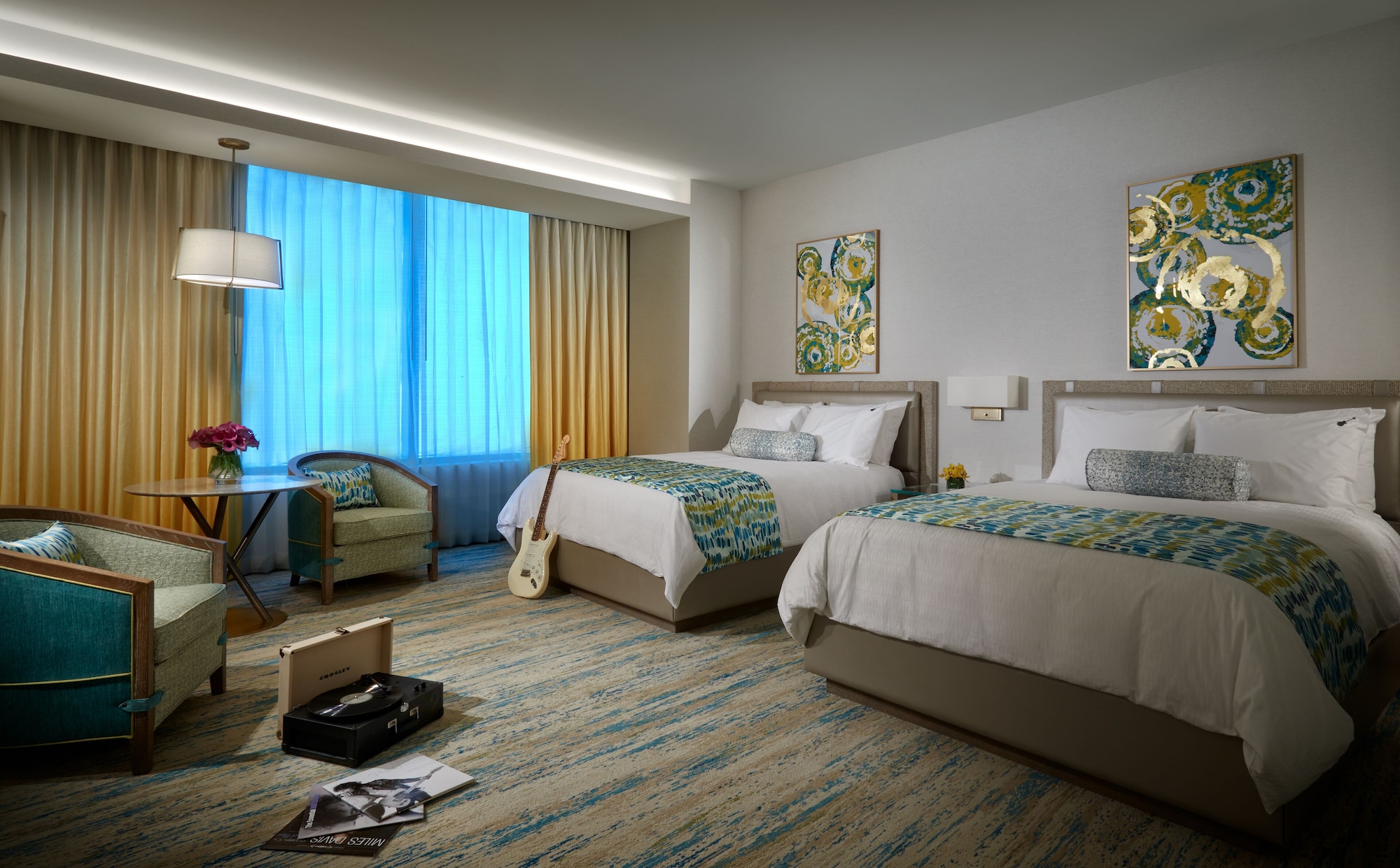 DELUXE, 2 QUEEN BEDS, POOL VIEW