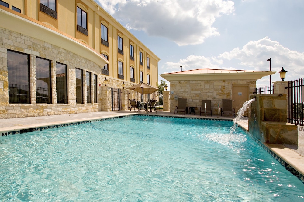 Holiday Inn Express Suites Beeville 7/76