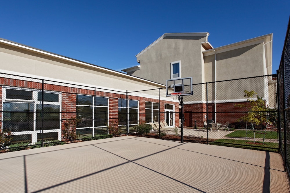 Holiday Inn Express Hotel Suites Cleburne 70/76
