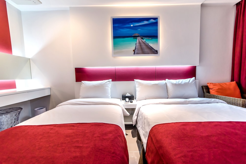 Red, Family, Twin Beds, 1 Queen and 1 Single Bed, City View، Aimi Jeju Beach Hotel 3/4