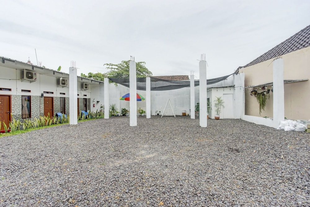 OYO 90124 Oemah Ratu Hostel Syariah 23/28