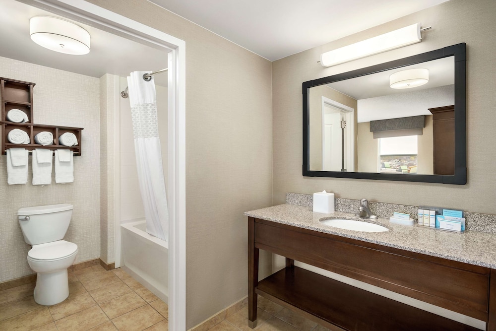 Hampton Inn Suites Exeter 25/52