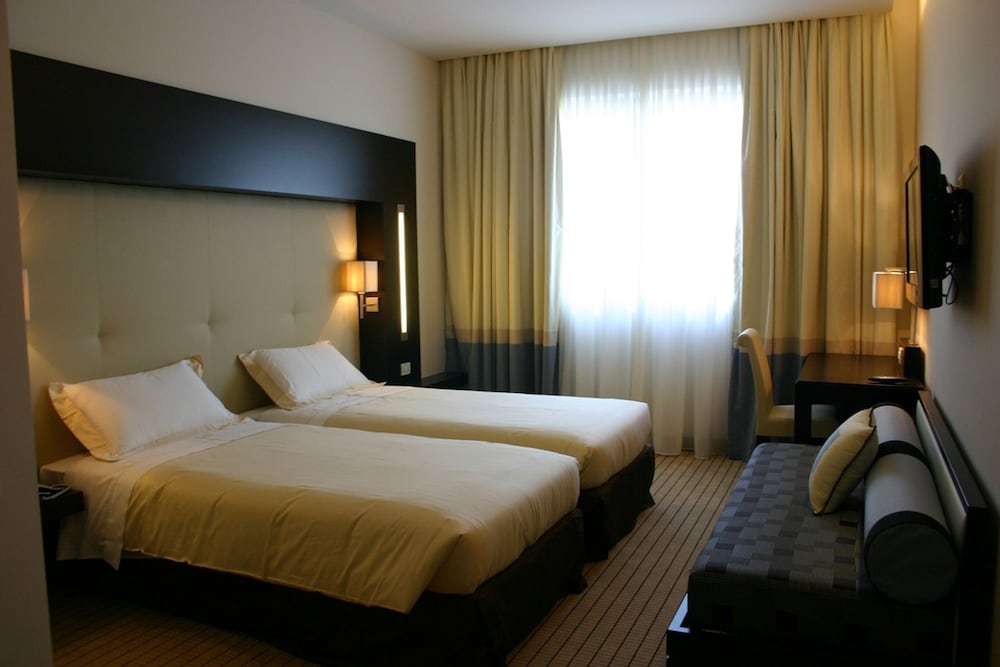 ROOM, DOUBLE BED