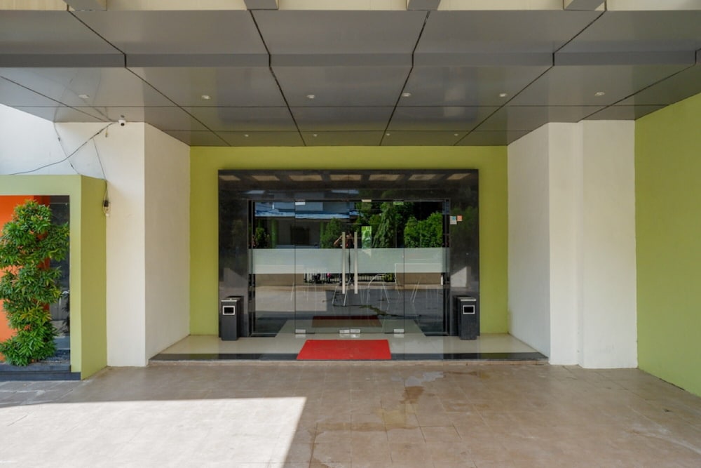 RedDoorz Plus near Hotel Benua Kendari 6/23