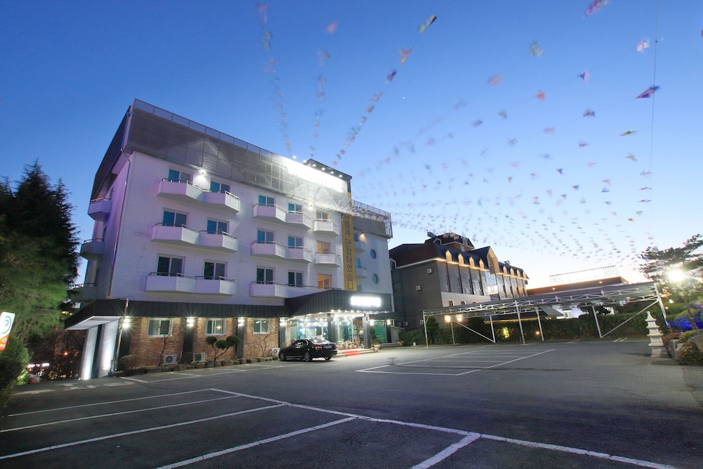 Valentine Hotel 4/47