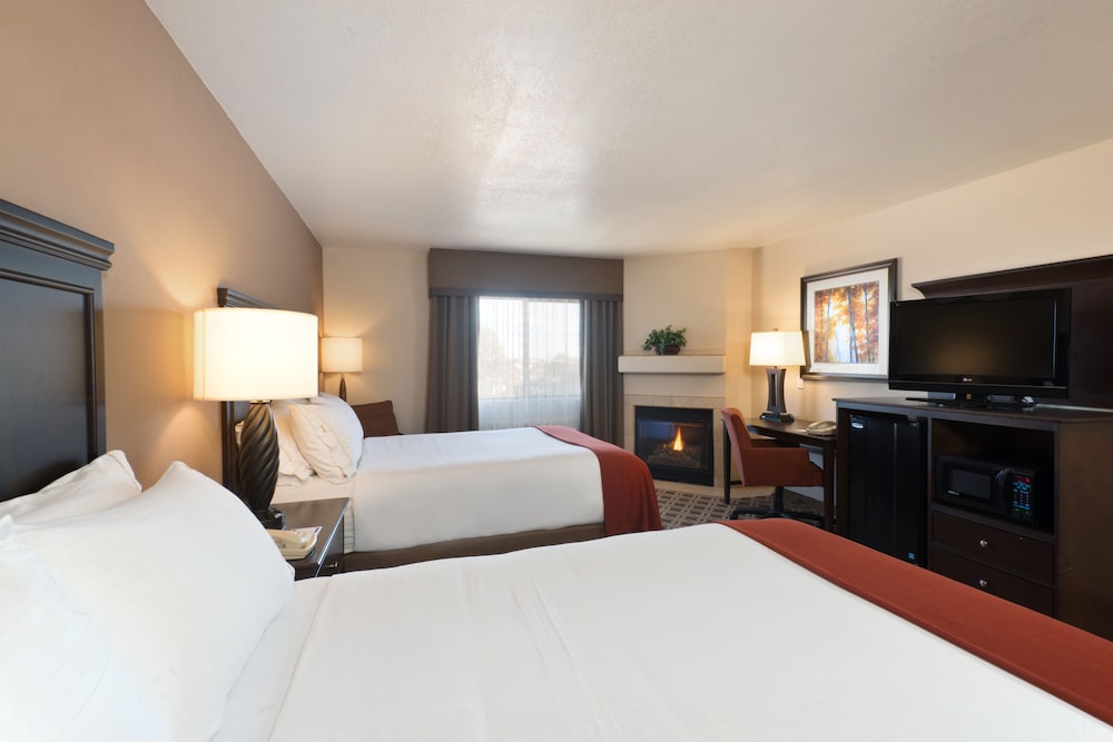 Holiday Inn Express Show Low 11/47
