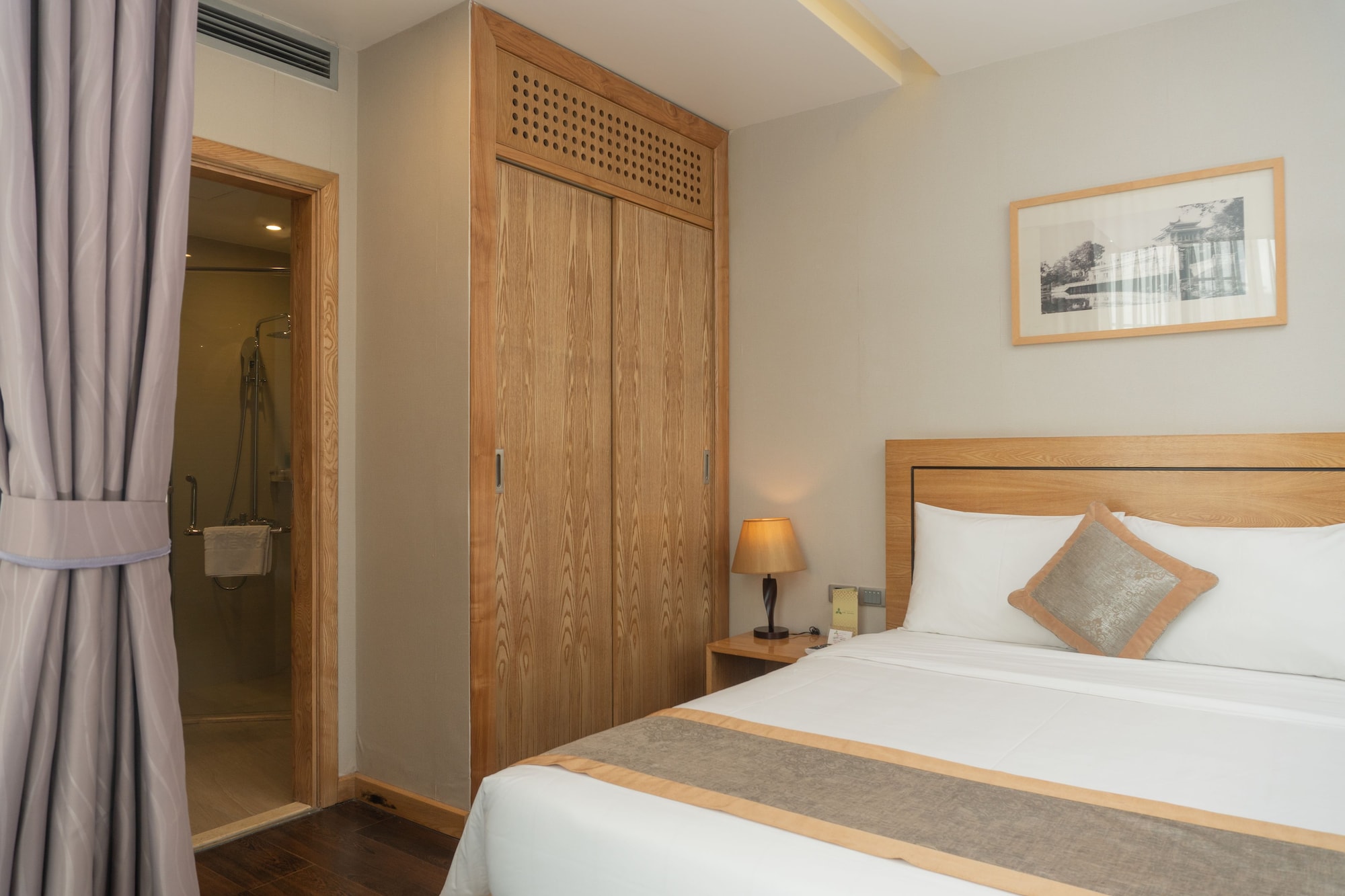 DELUXE, DOUBLE BED