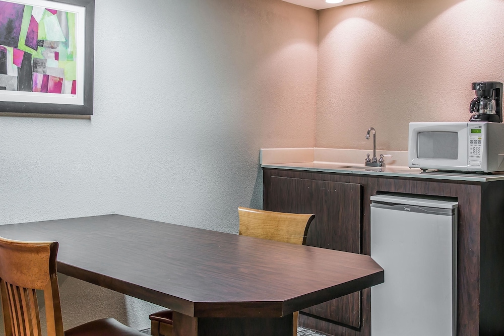 Quality Inn & Suites Livonia - Detroit 30/38