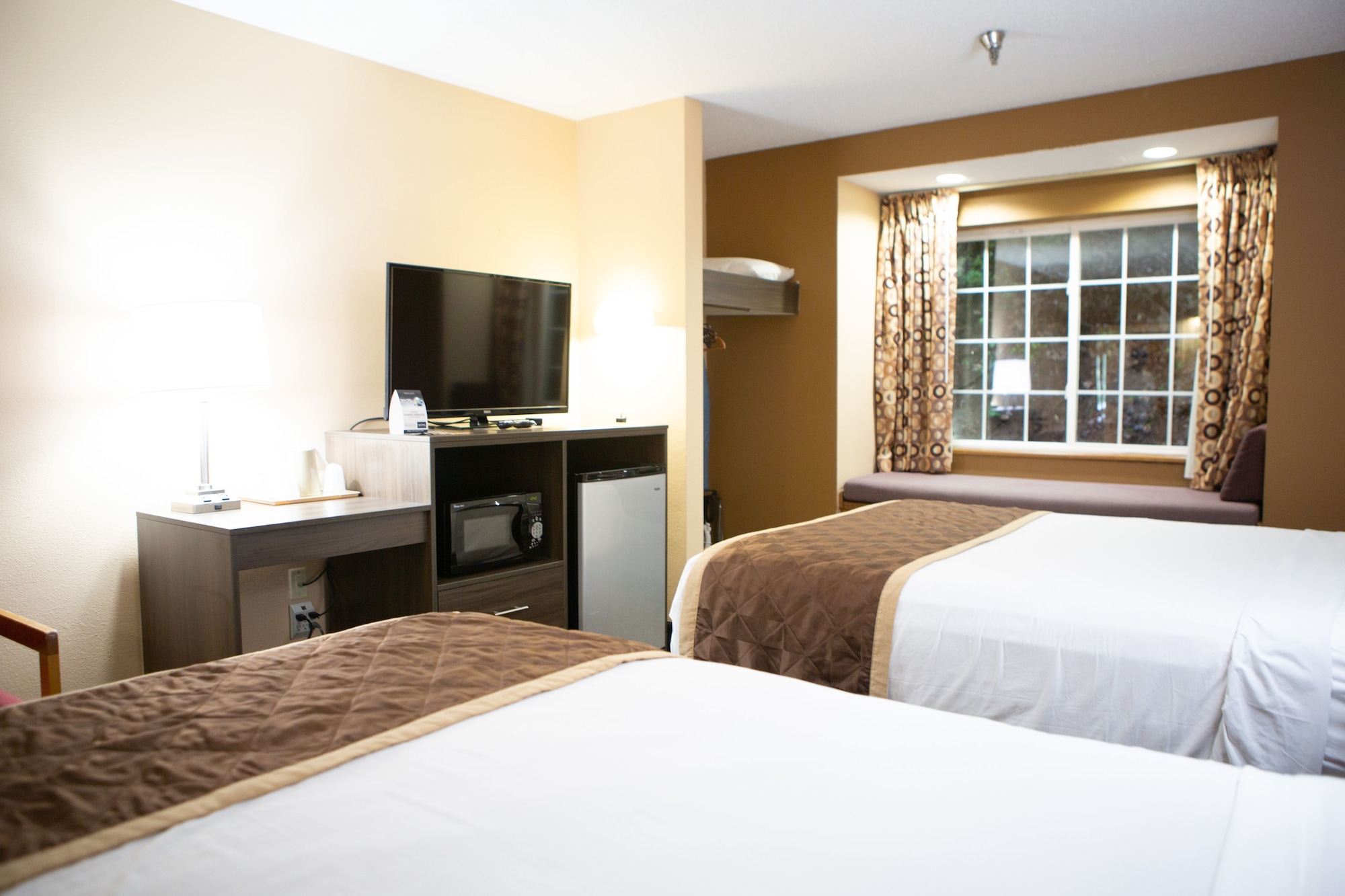 STANDARD, 2 QUEEN BEDS