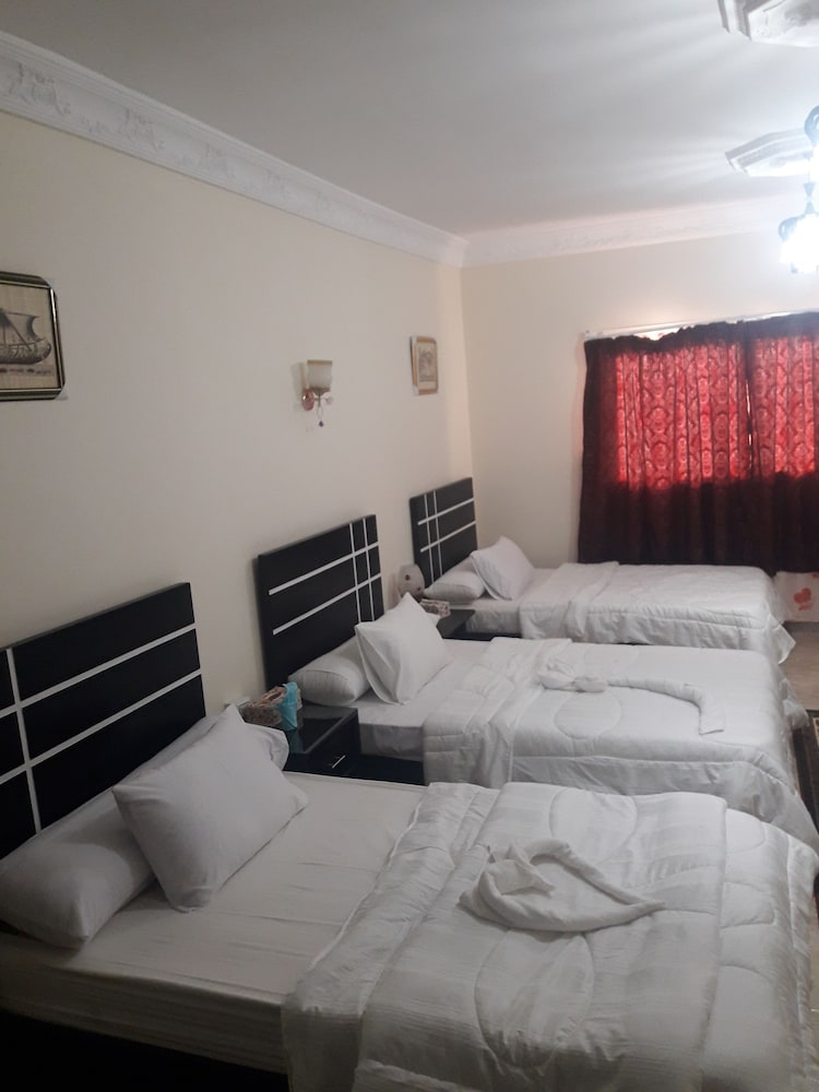 Three Giza Pyramids Inn 32/65