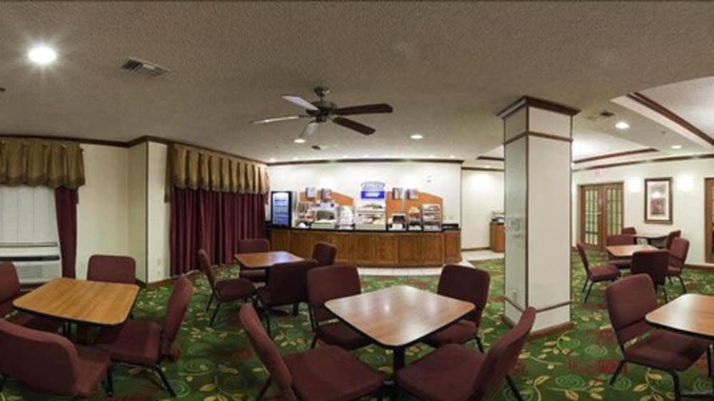 Holiday Inn Express Hotel And Suites Plainview 14/36