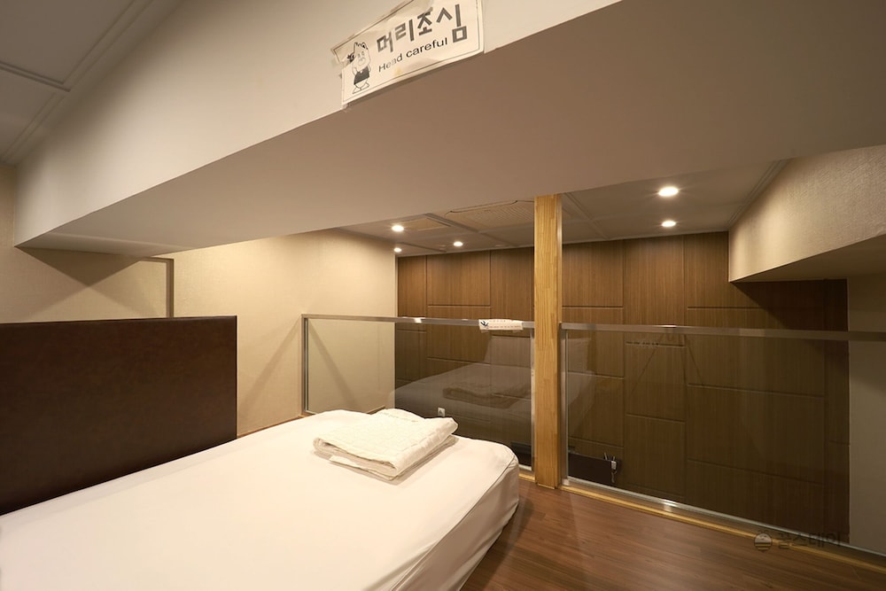 The King Hotel 25/50