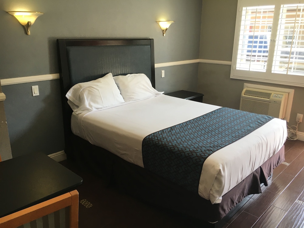 Hotel Salina Long Beach 10/29