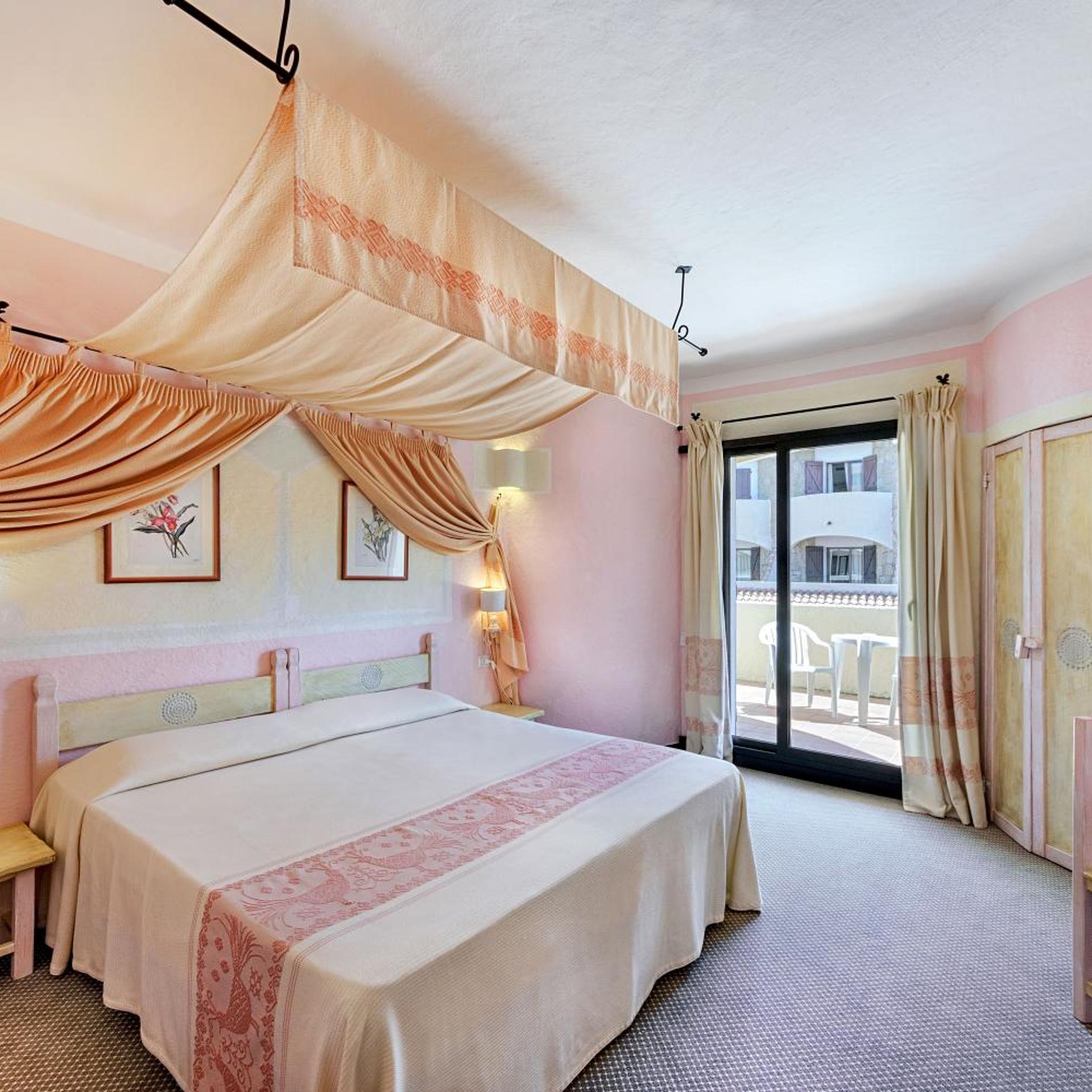 Room, Double or Twin Bed, Lateral Side Sea View