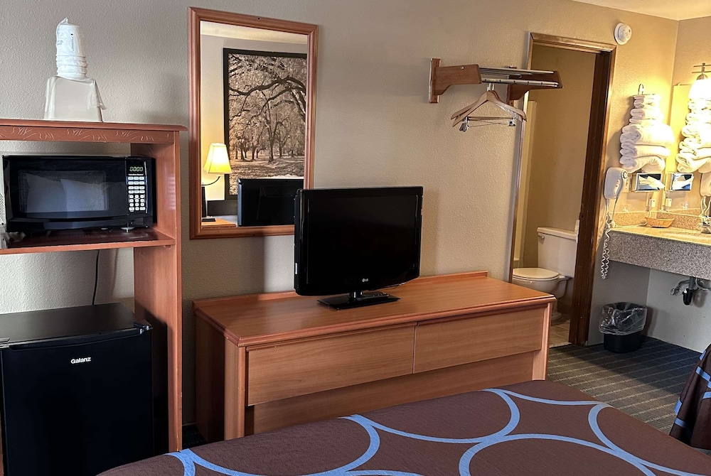 Super 8 by Wyndham Vancouver East 46/51