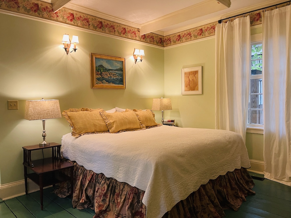 Rothschild-Pound House Inn 22/76