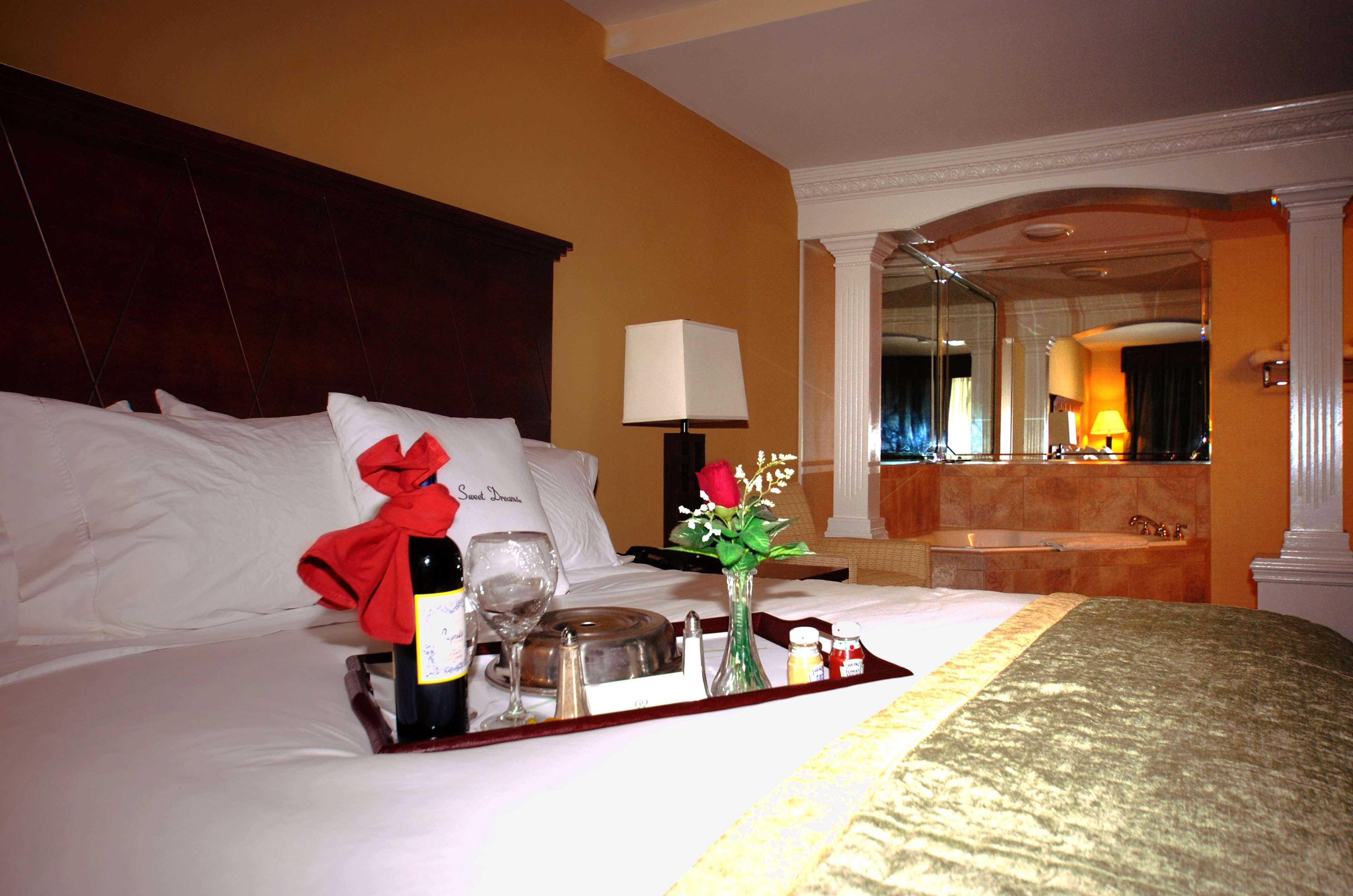 2 ROOMS, SUITE, KING BED, JETTED TUB