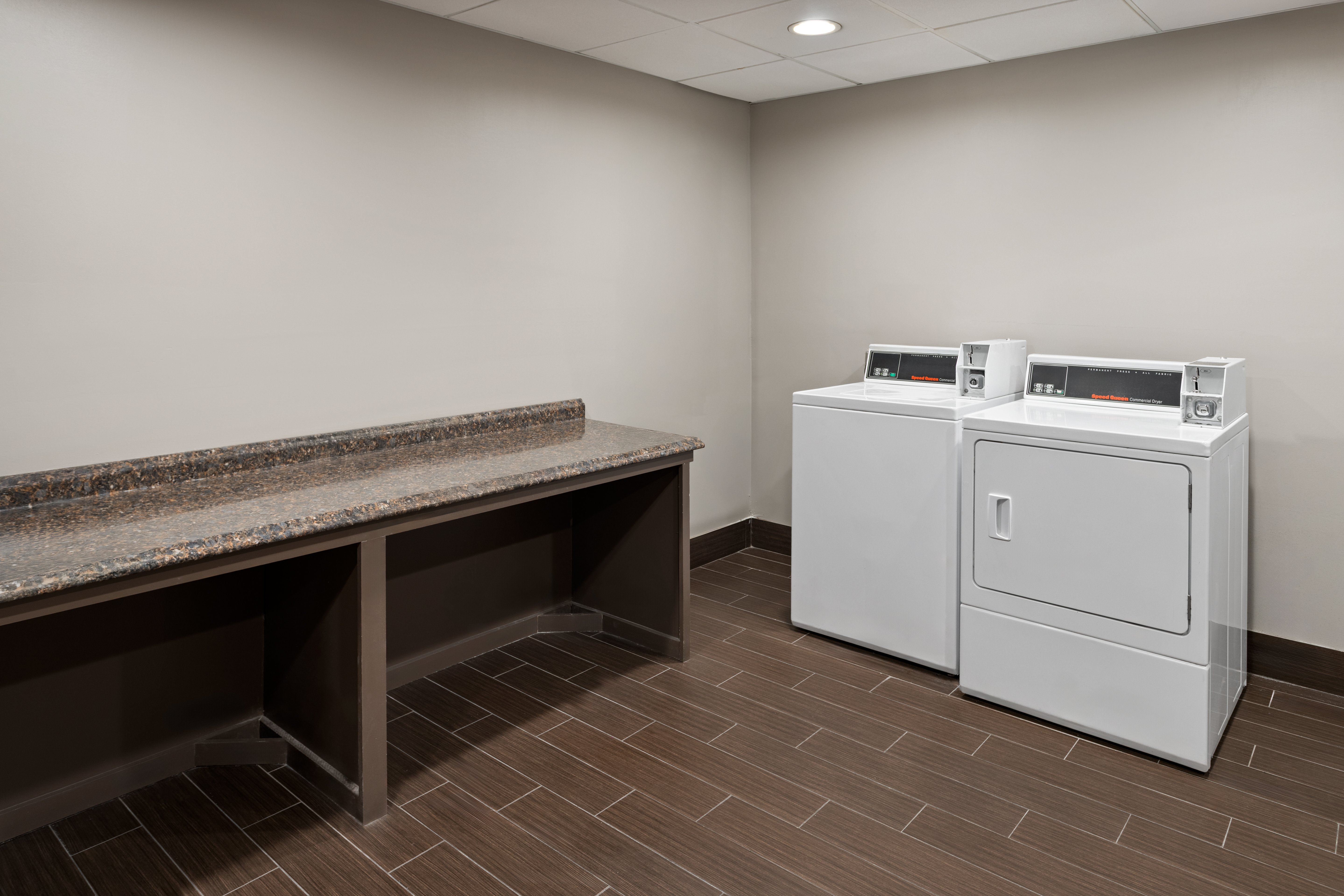 Holiday Inn Express Hotel Suites Meriden 42/50