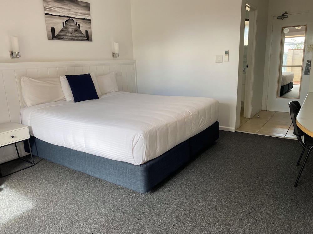 DELUXE, KING BED