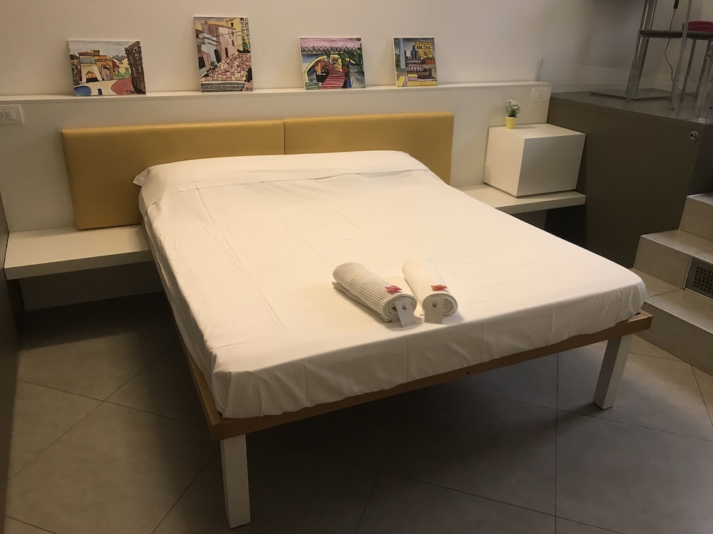 Little Italy Hostel 12/32