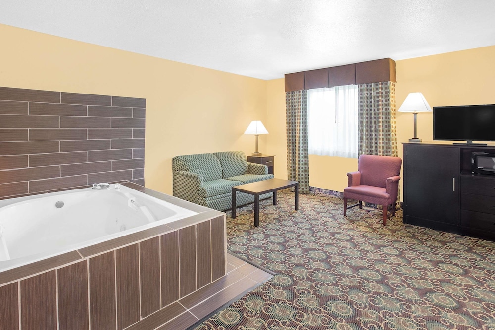 Baymont By Wyndham Holland 18/26