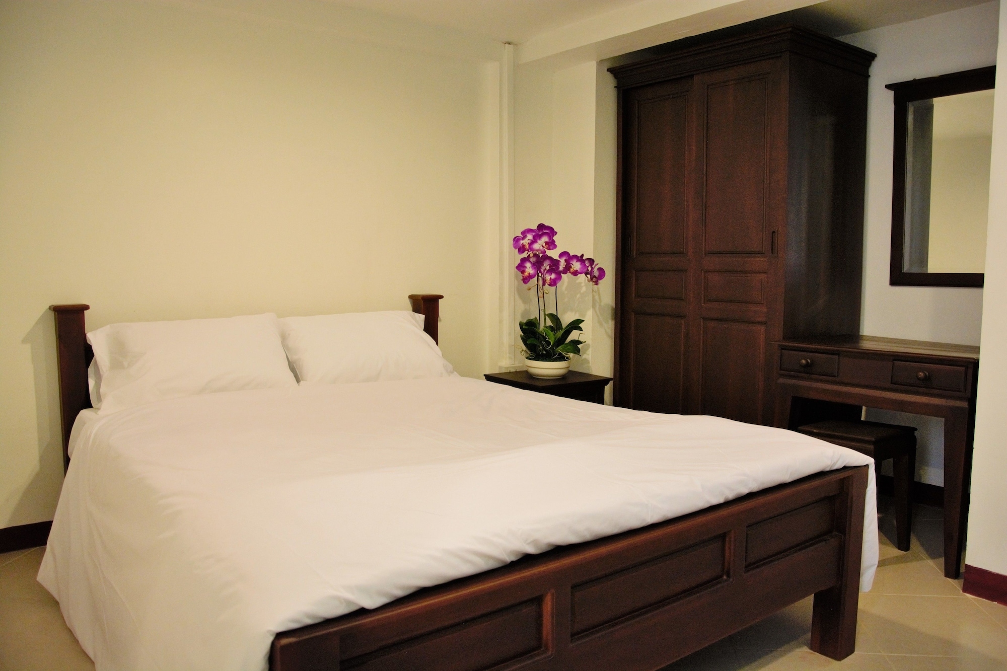 STANDARD, QUEEN BED