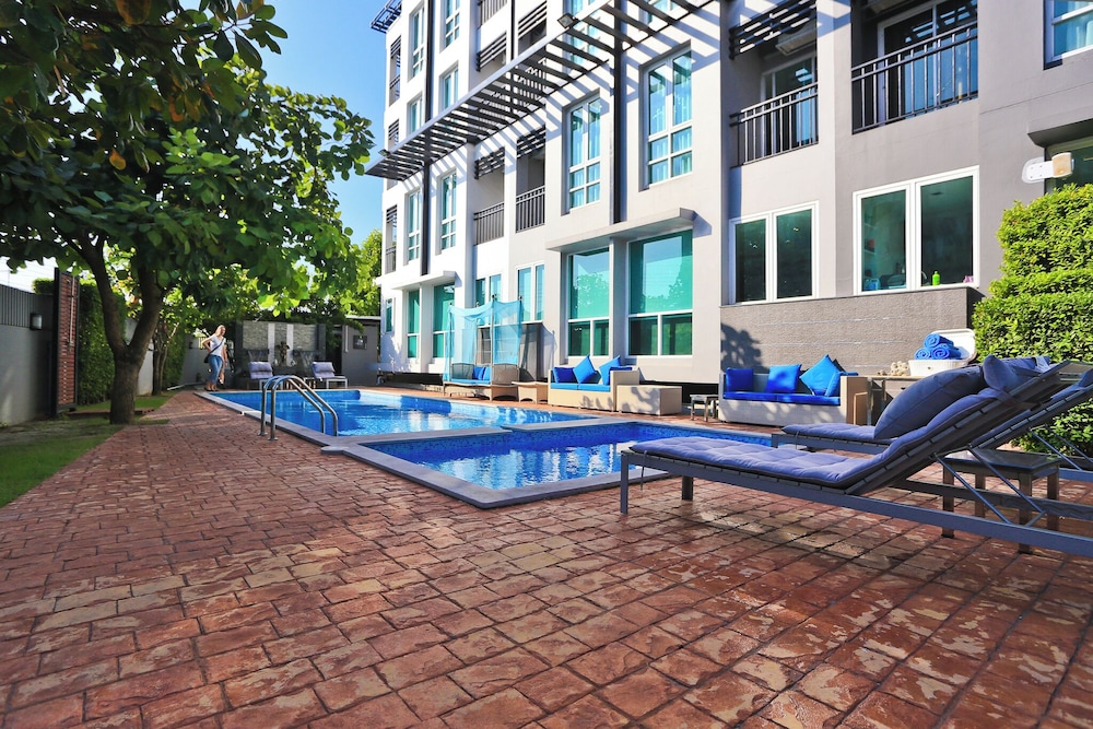 Crystal Suites Suvarnabhumi Airport 61/63