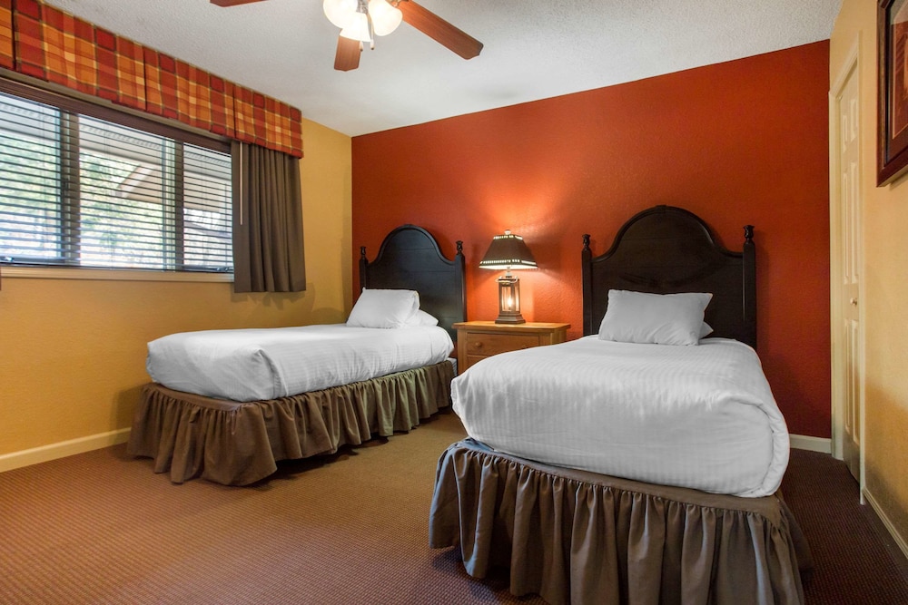 Bluegreen Vacations Blue Ridge Village, an Ascend Collection Resort 16/40