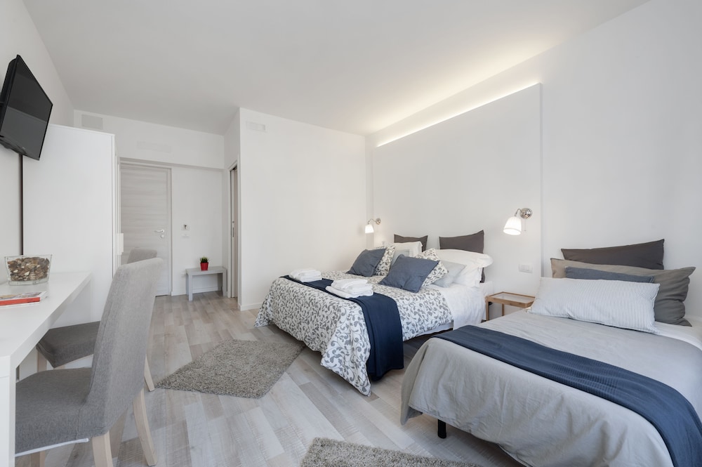 COMFORT, TRIPLE, 1 QUEEN AND 1 SINGLE BED