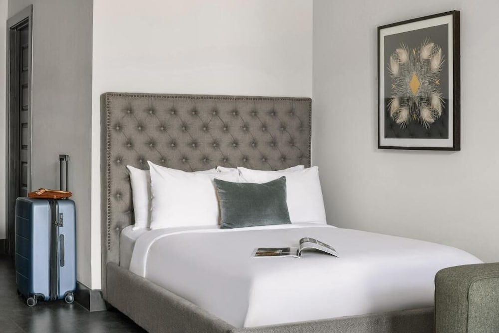 Studio, Queen Bed