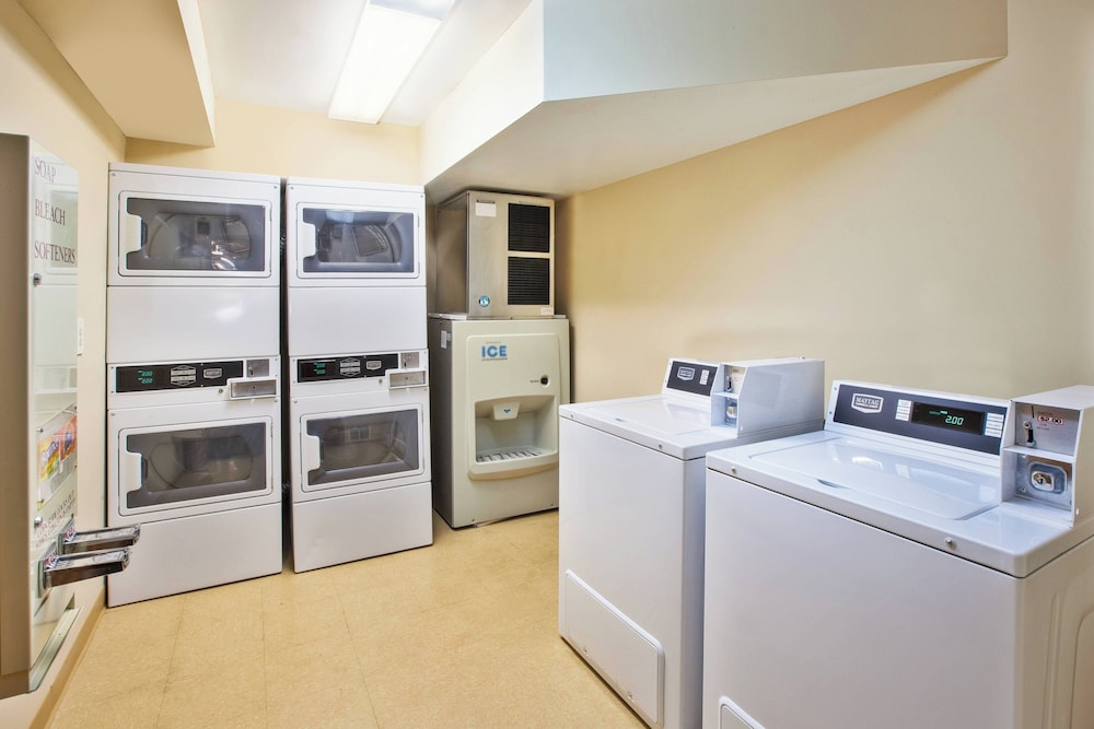 Towneplace Suites By Marriott Detroit Dearborn 23/33