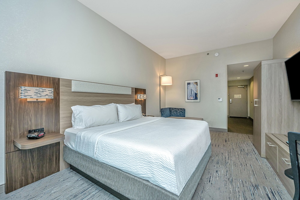 Holiday Inn Express Hotel And Suites Charleston Arpt Conv Ctr Area 16/67