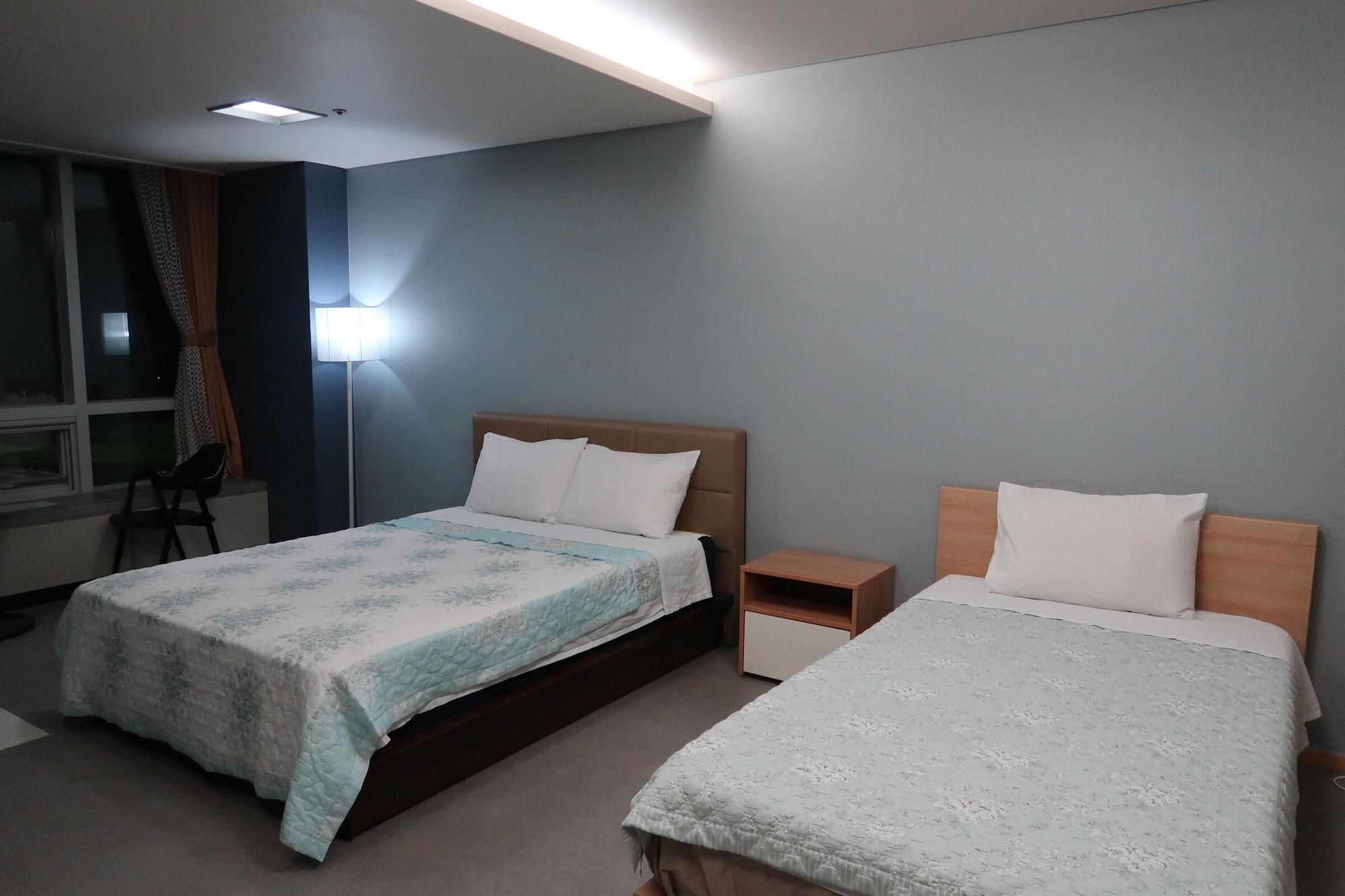 ROOM, TWIN BEDS
