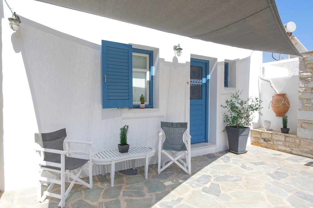 Alexandros Studios And Apartments 10/76