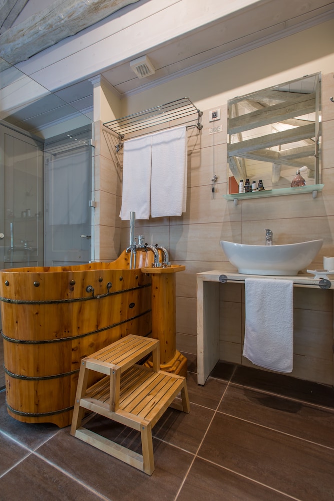Pirrion Hotel 5/50